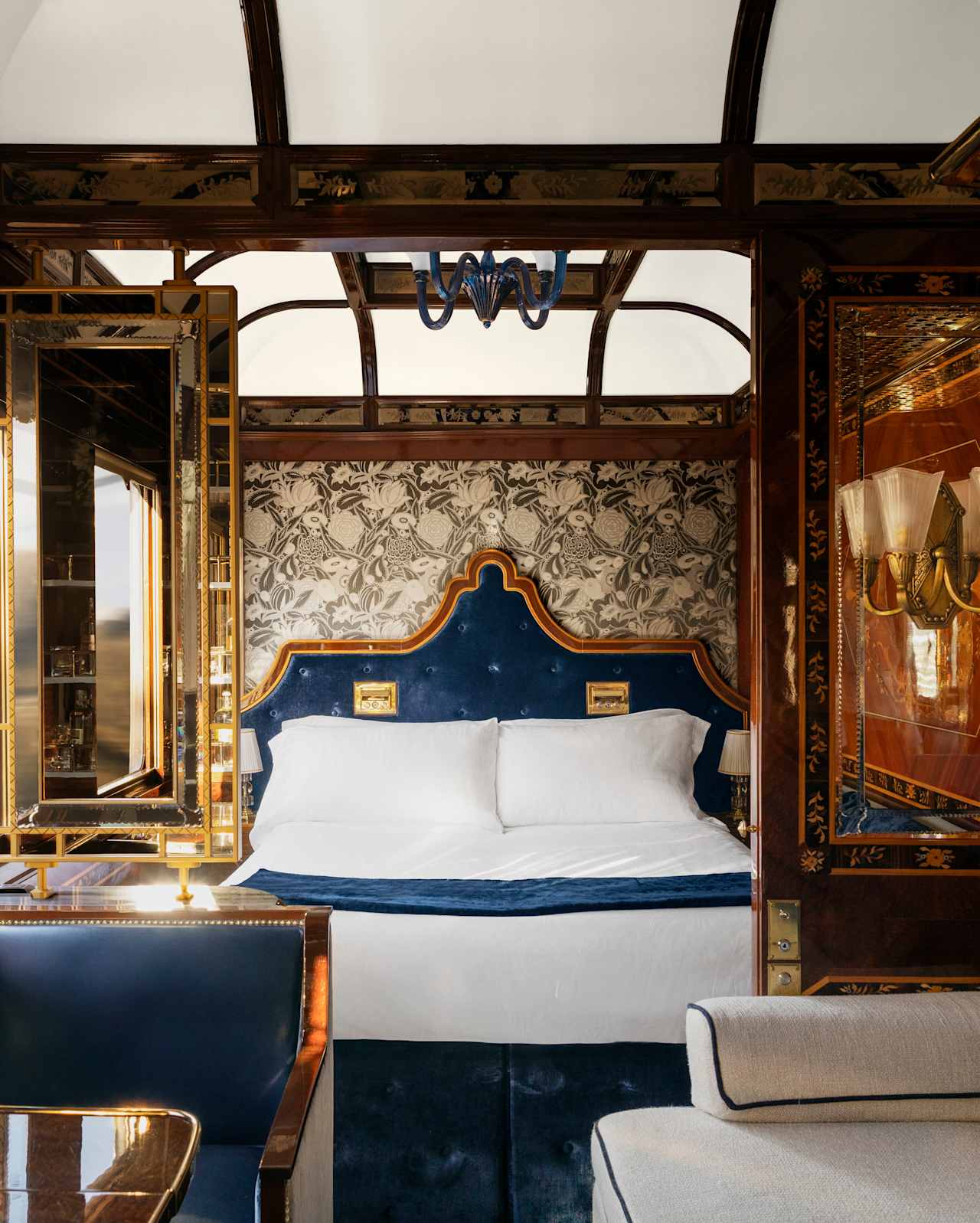 https://img.belmond.com/f_auto/t_1280x1597/photos/vso/vso-acc-cabin-suite-venice13.jpg