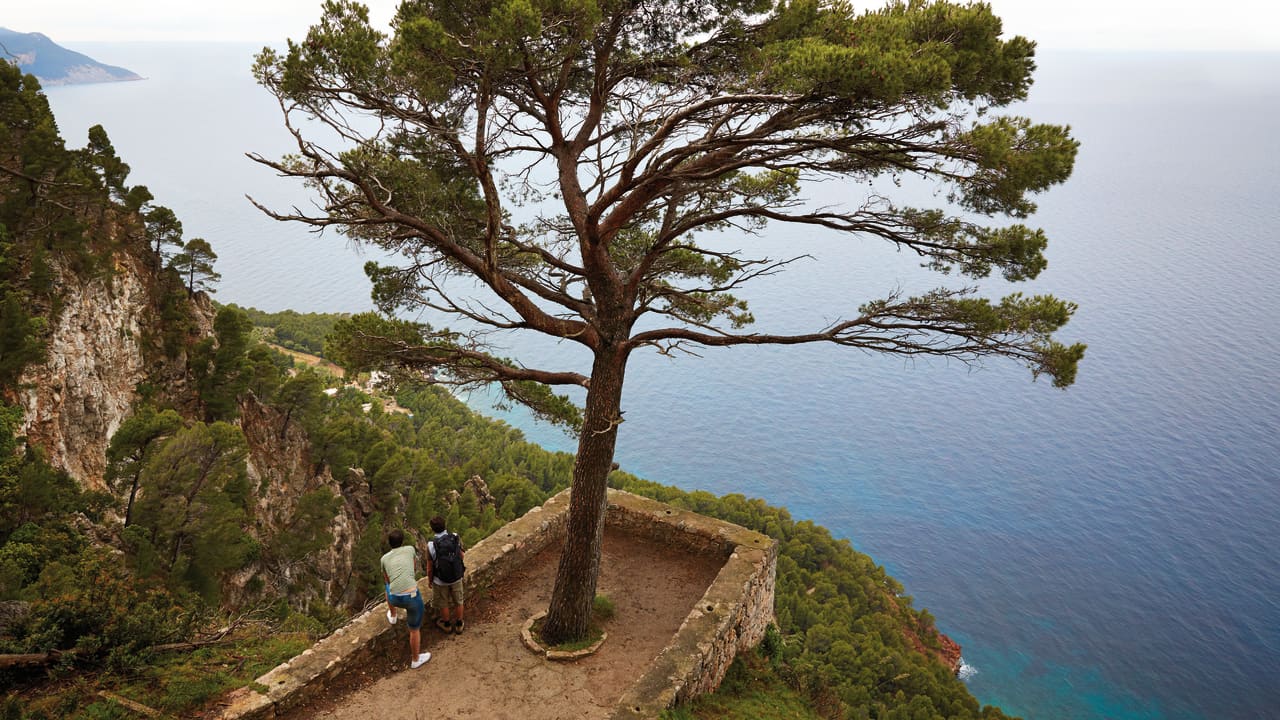 hiking activity in the tramuntana mountains