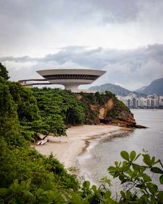The Niterói Contemporary Art Museum stands on the eastern headland of Boa Viagem beach, like a recently landed UFO