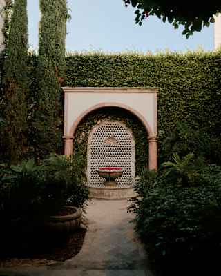 With a portico frame, the pretty fountain at Casa Limon has a repeat geometric pattern in white and deep blue ceramic tiles.