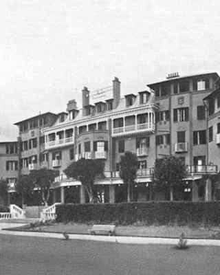 A historic black and white photograph of the front of the Mount Nelson Hotel, taken in 1925.