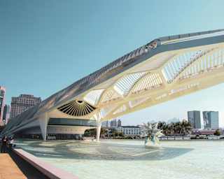 A sci-fi-like awning extends from the Museum of Tomorrow over a concourse with a mirrored star-shaped sculpture.
