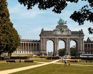 View over the Parc du Cinquantenaire to the triumphal Arch, with a female charioteer sculpture, flanked by colonnades.