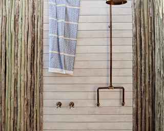 A safari shower – a mix of reliable luxury and open-to-the-sky experience