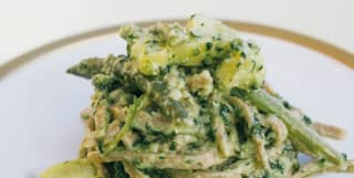 A plate of Trenette Avvantaggiate, a Ligurian speciality combining green beans, pesto and potatoes
