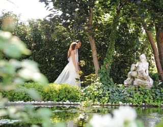 Bride and groom strolling through the Casanova gardens of Hotel Cipriani