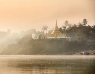 Una pagoda dorata su una riva lontana del fiume Irrawaddy