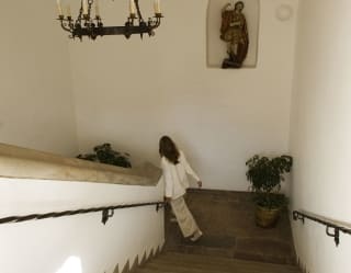 A woman walking down the stairs of the Palacio Nazarenas hotel