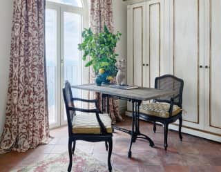 Una scrivania elegante a villa margherita