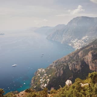 Vista della Costiera Amalfitana da una scogliera