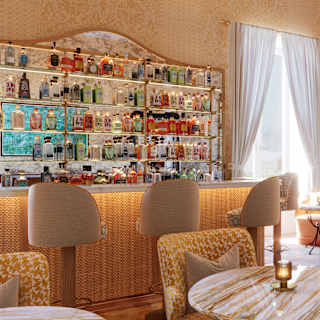 Cocktail and Piano Bar