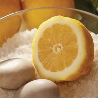 Limone e pietre per un trattamento termale