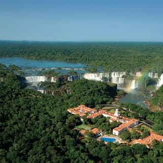 Vista aérea del Hotel das Cataras y de las cataratas del Iguazú 