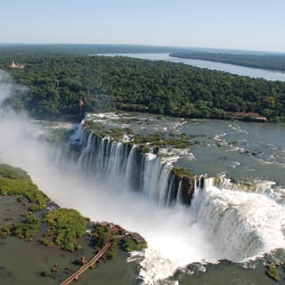 Vista aerea della nebbia che si innalza dalle Cascate dell'Iguazú in Brasile
