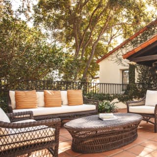 With a lush garden outlook, the oak tree suite’s private patio offers a choice of classic rattan cushioned furniture