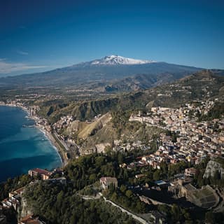 Vista aerea di Taormina con l'Etna sullo sfondo
