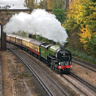 Le Belmond British Pullman transporté par une locomotive à vapeur