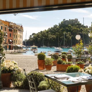 An alfresco table at DaV Mare with a view of the piazzetta and the harbor beyond