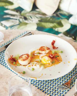 Close-up of scallops on a round white plate