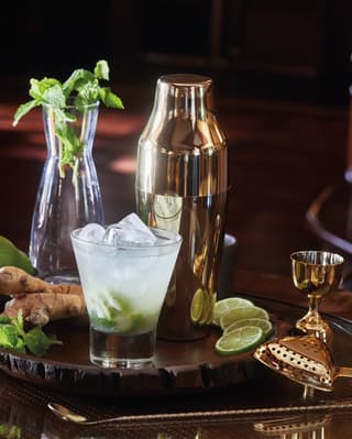 A speciality Caipirinha cocktail with ice, mint and lime served on a tray in the hotel’s Bar Taroba