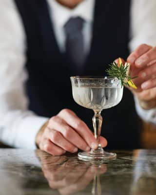 cocktail in una coppa da champagne