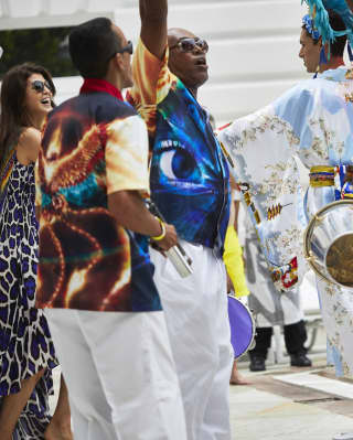 Orchestre de samba jouant et dansant dans des vêtements aux couleurs vives