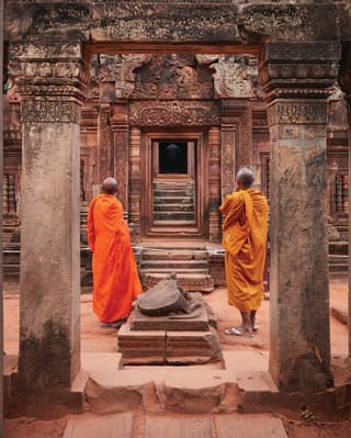 Monks at Banteay Srei - Angkor Wat Tours 