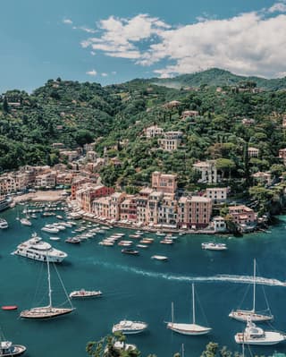 Vue aérienne du port de Portofino rempli de yachts et de bateaux de pêche