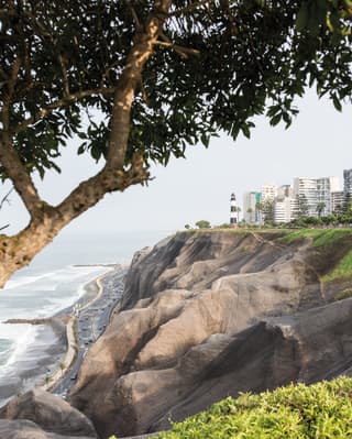 Camino costero que bordea la costa de Lima