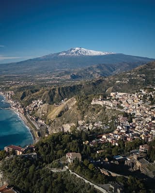 Vista aerea di Taormina con l'Etna sullo sfondo