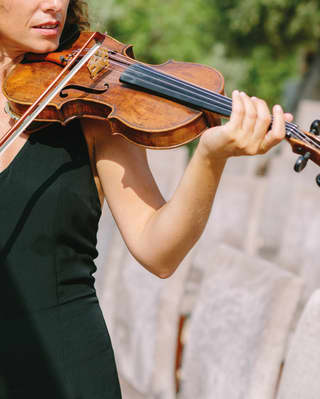 dettaglio di una musicista che suona il violino
