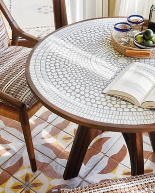 primer plano de una mesa y sillas en el piso mexicano de cerámica