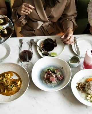 fotografía desde arriba de varios platos peruanos sobre una mesa