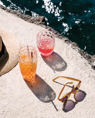Zwei Cocktailgläser am Strand  