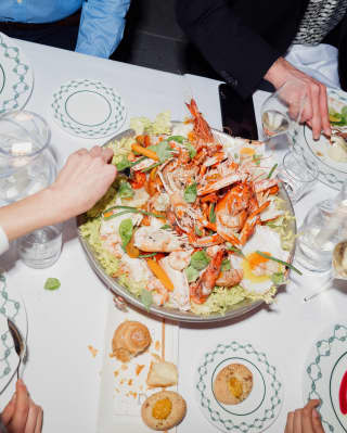 un gruppo di amici condivide un grosso piatto di frutti di mare a DaV Mare