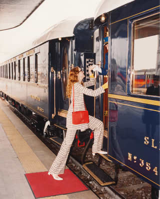 una signora sale a bordo del treno venice simplon-orient-express 