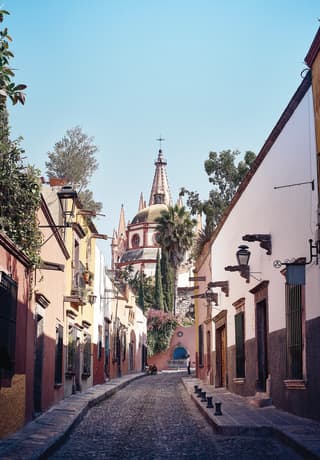 Pastellfarbene Häuser im spanischen Kolonialstil entlang einer gepflasterten Straße