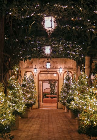 Árboles de Navidad en la entrada del Grand Hotel Timeo