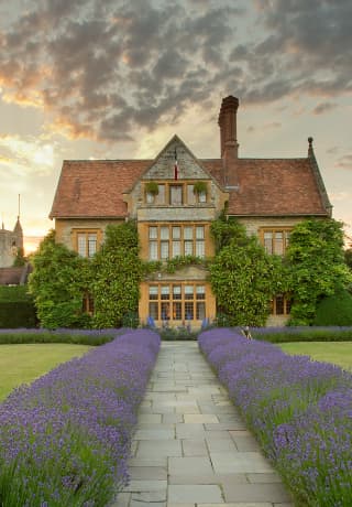 Mit Lavendel gesäumter Gartenpfad eines Herrenhaus-Hotels auf dem Land 