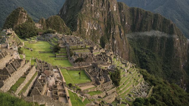 Belmond Sanctuary Lodge - Hotel in Machu Picchu, Peru. Views of the  mountain Huayna Picchu (Young Mountain) from the Machu Picch Stock Photo -  Alamy