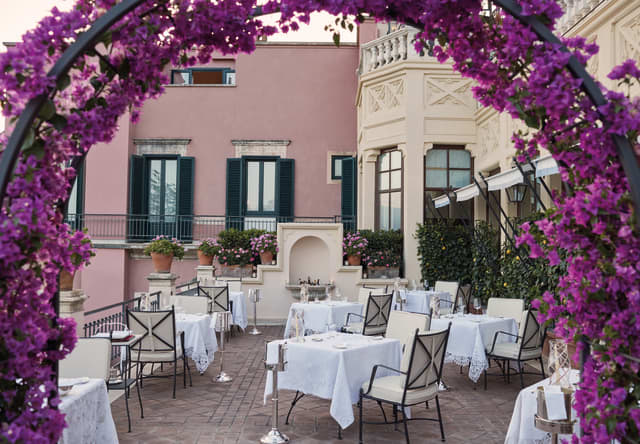 Tavolo sulla terrazza di Otto Geleng con vista su Taormina