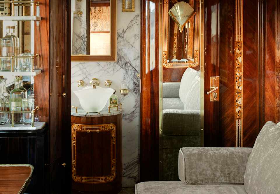 https://img.belmond.com/f_auto/t_960x667/photos/vso/vso-acc-cabin-suite-paris13.jpg
