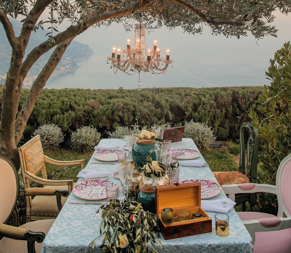Mesa de celebração com vista para a costa de Amalfi